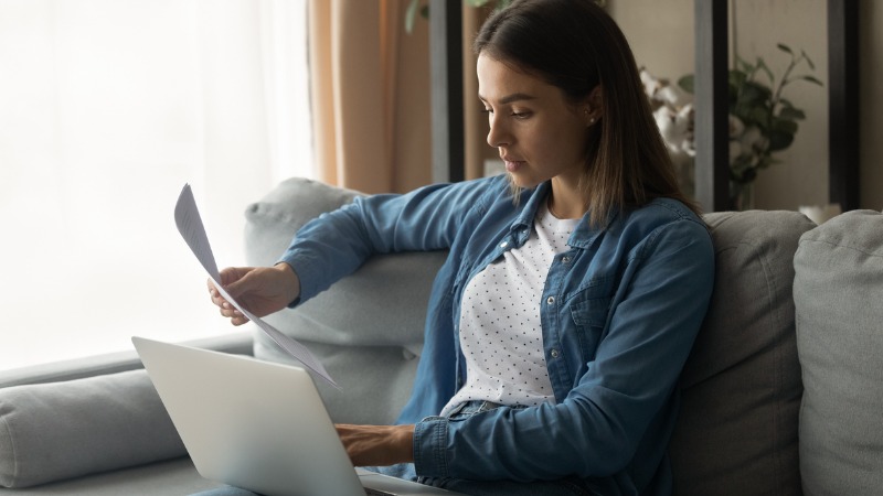 vrouw wil het contract van haar verzekering beëindigen